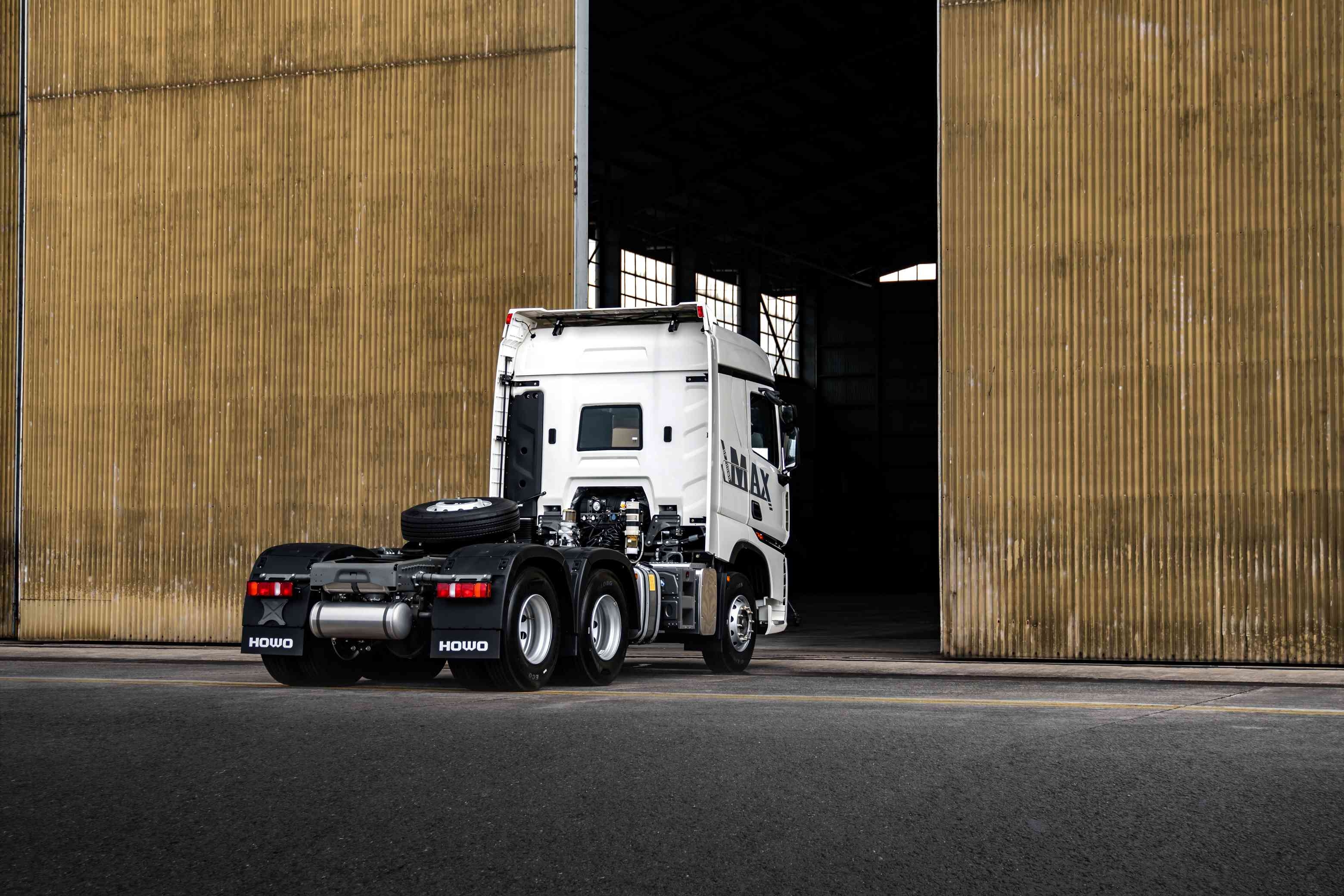 HOWO-MAX 6x4 tractor (13)